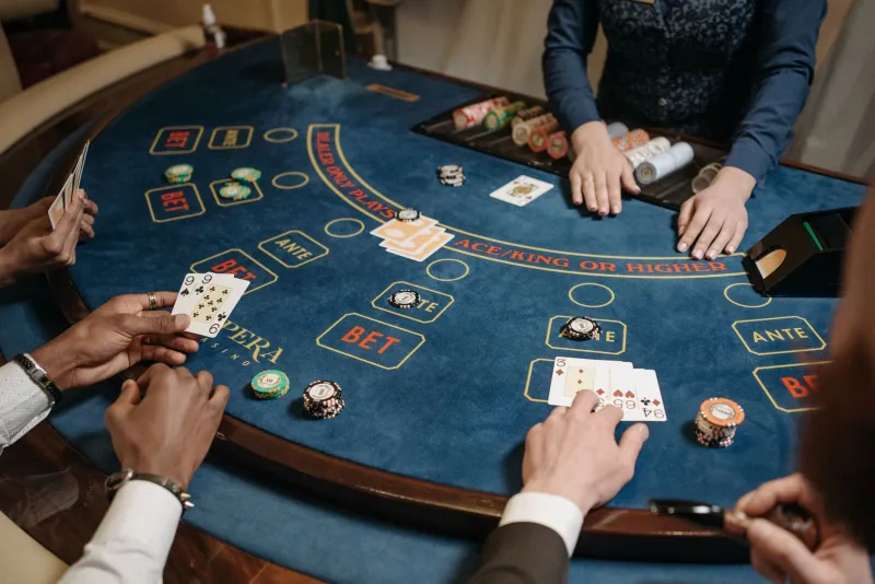 Flesh and Blood vs. the Algorithm: Does It Actually Matter Whether a Real Dealer Runs Your Game?